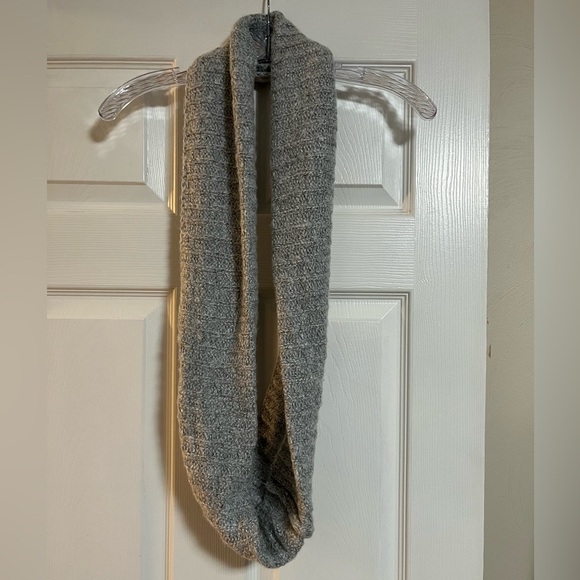 OLD NAVY Cozy Gray Knit Infinity Scarf - Picture 1 of 1